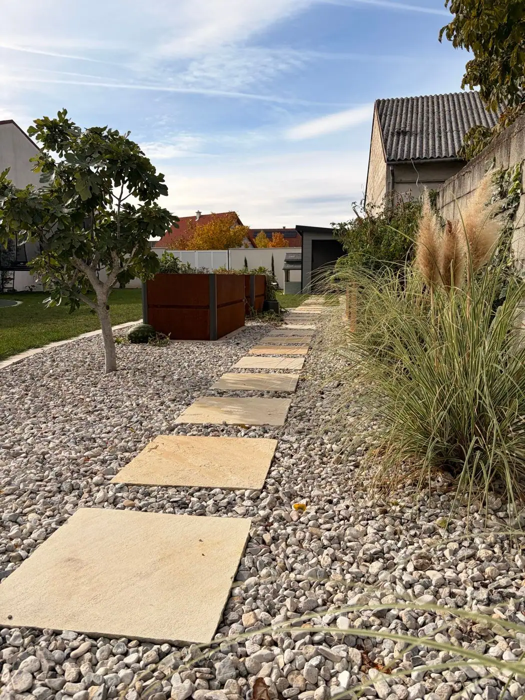 Trittplattenweg im Kiesbett